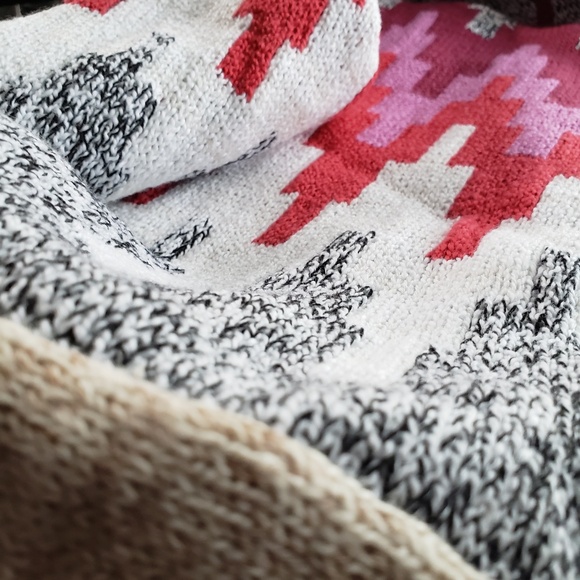 Mindfully Made Sweater Size Medium NEW! - Picture 2 of 14